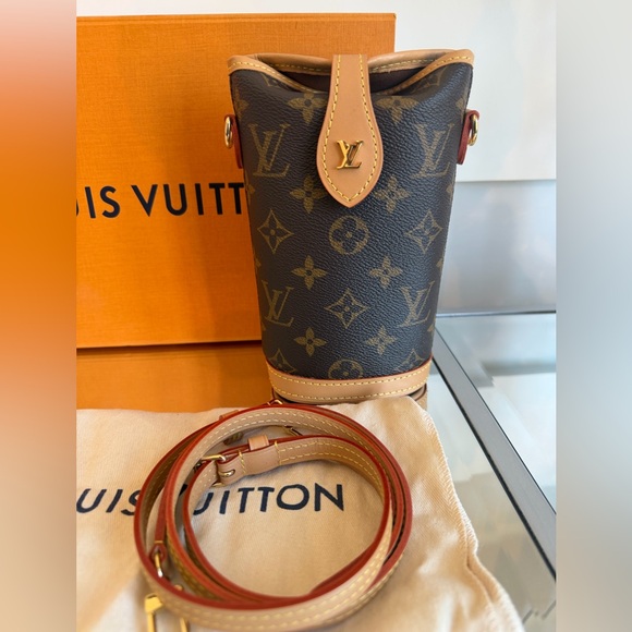 Louis Vuitton Monogram Fold Me Pouch - Picture 6 of 12